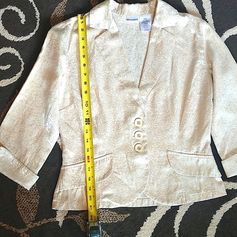 Stunning jacket w/ beautiful design print. Size large 11/13 or women small. - Picture 6 of 9